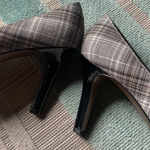 Tahari Black and white plaid stiletto almond toe high heels with gold accent. - Picture 4 of 9